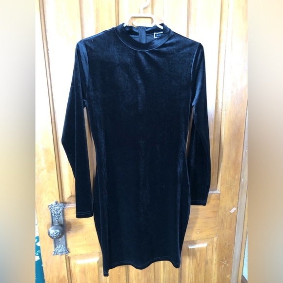 Elegant Black Velvet Dress - Picture 2 of 12